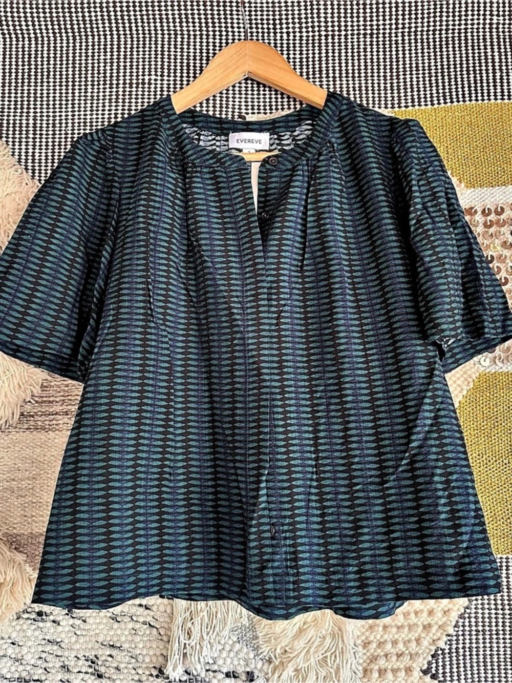EVEREVE Mackenzie Split Neck Blouse Abstract Blouse in Black & Green Size Small